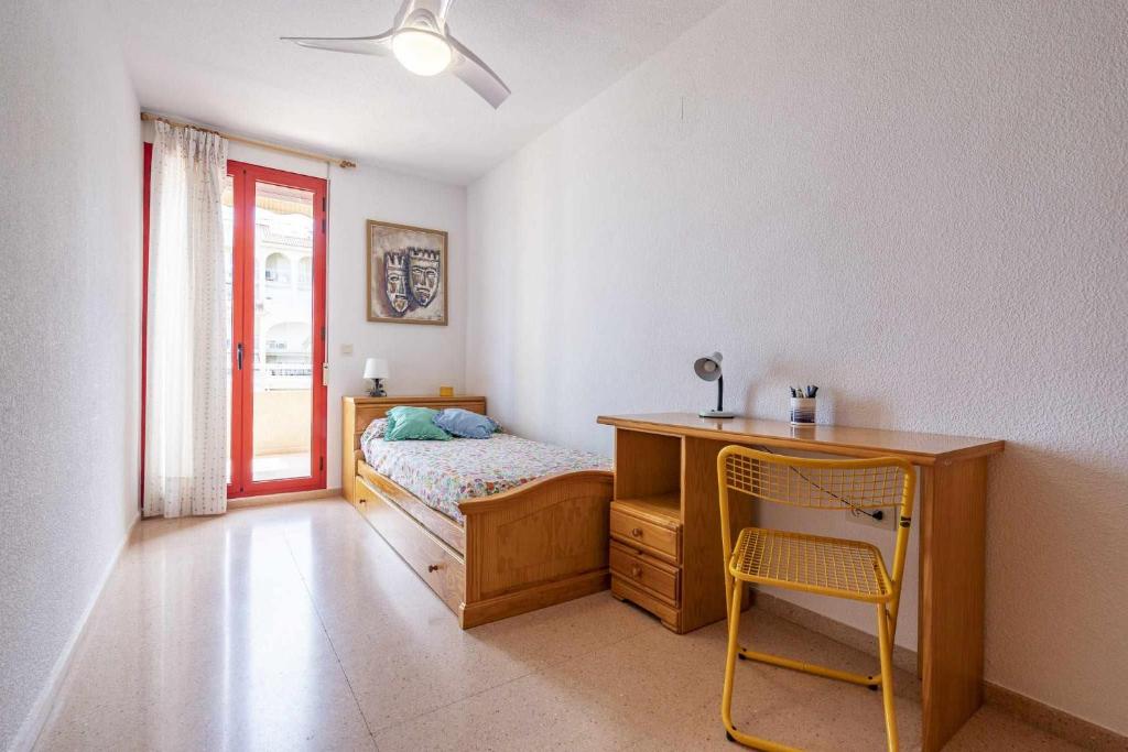 A bed or beds in a room at Colina 1 apartamento parking piscina mar