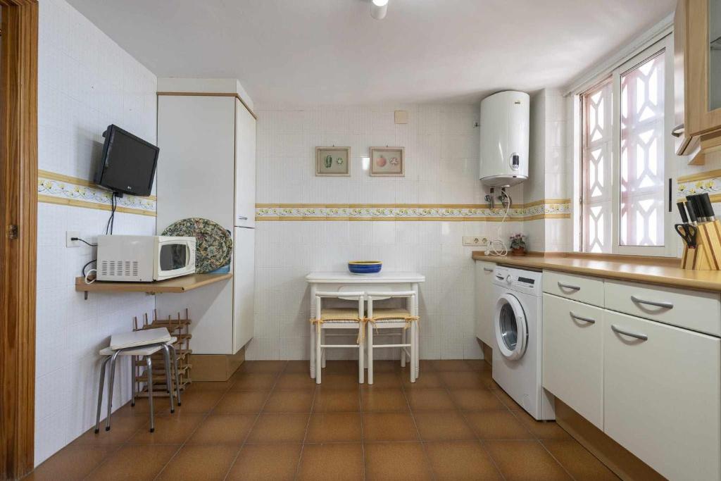 A kitchen or kitchenette at Colina 1 apartamento parking piscina mar