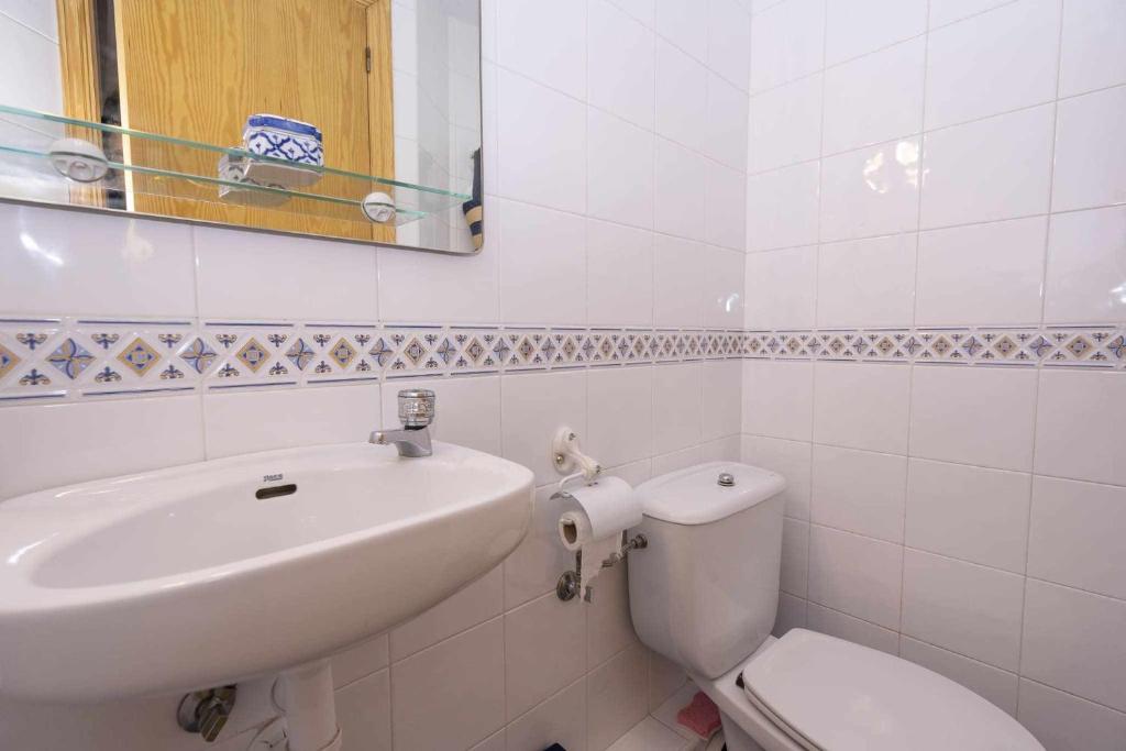A bathroom at Colina 1 apartamento parking piscina mar