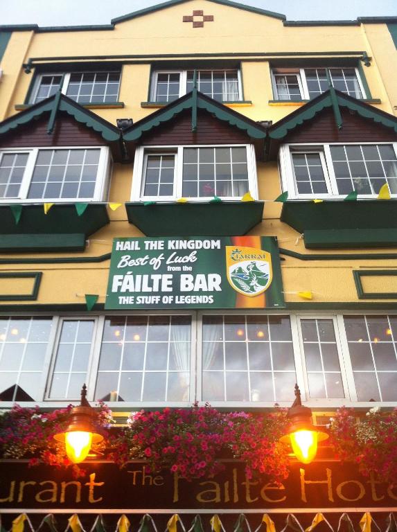 Un certificado, premio, letrero u otro documento en Failte Hotel