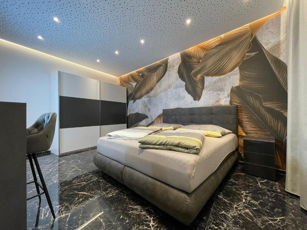 ein Schlafzimmer mit einem Bett in einem Zimmer mit Vorhängen in der Unterkunft Exklusive Wohnung in Linz