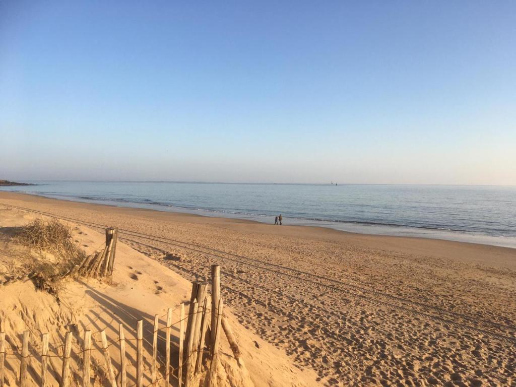 En strand ved eller i nærheten av bed-and-breakfastet