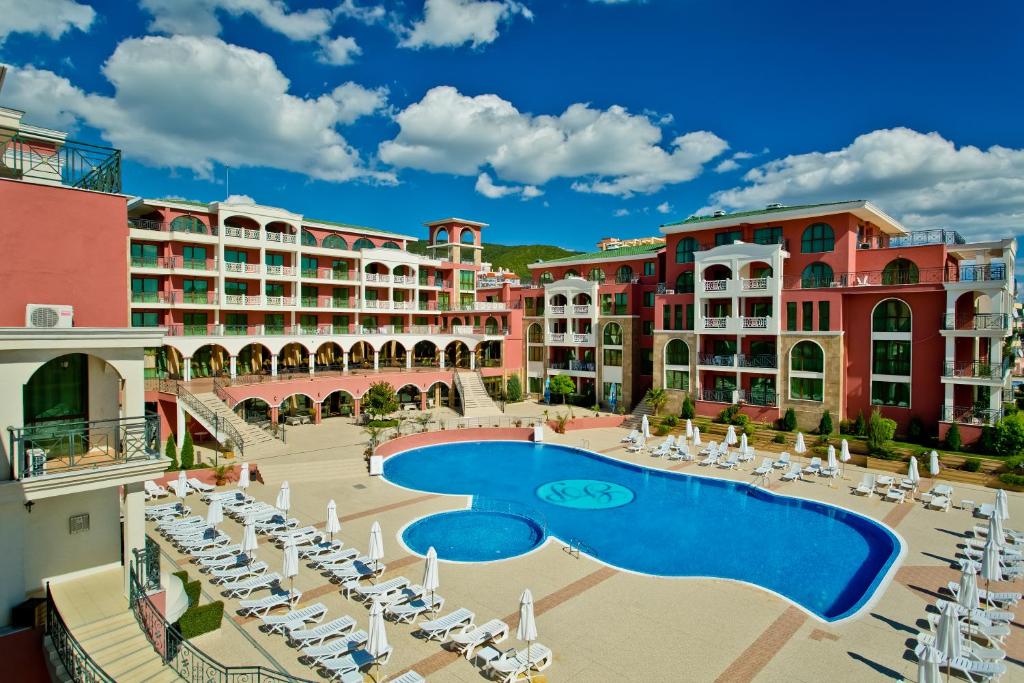 una vista aérea de un complejo con piscina y sillas en Saint George Palace Hotel, en Sveti Vlas