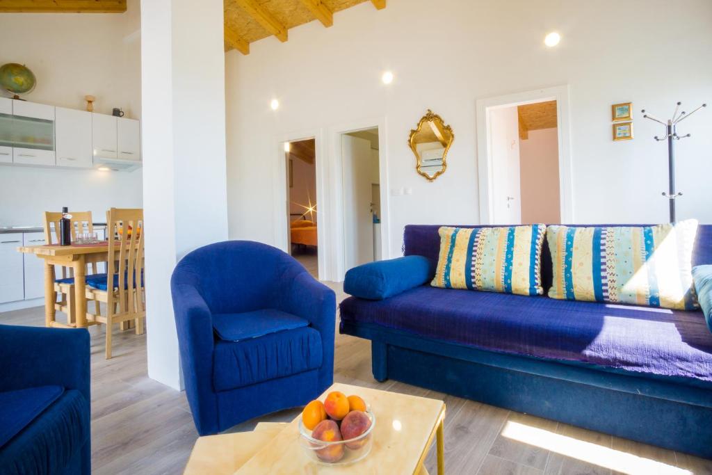 Posedenie v ubytovaní Two room apartment on the beach-Zoranka