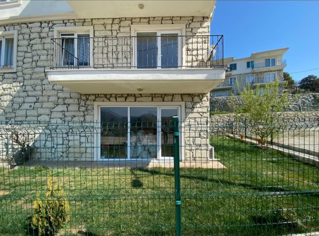 Özel bahçeli 3+1 dubleks villa, merkeze yakın