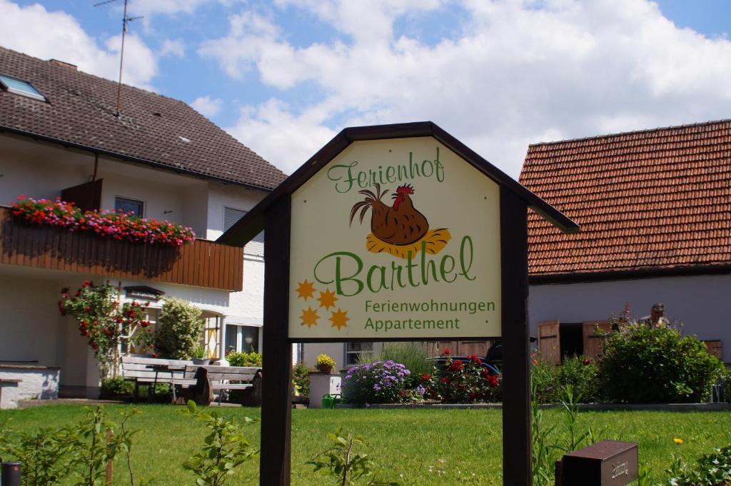 Znak dla restauracji z kurczakiem w obiekcie Ferienhof Barthel w mieście Gunzenhausen