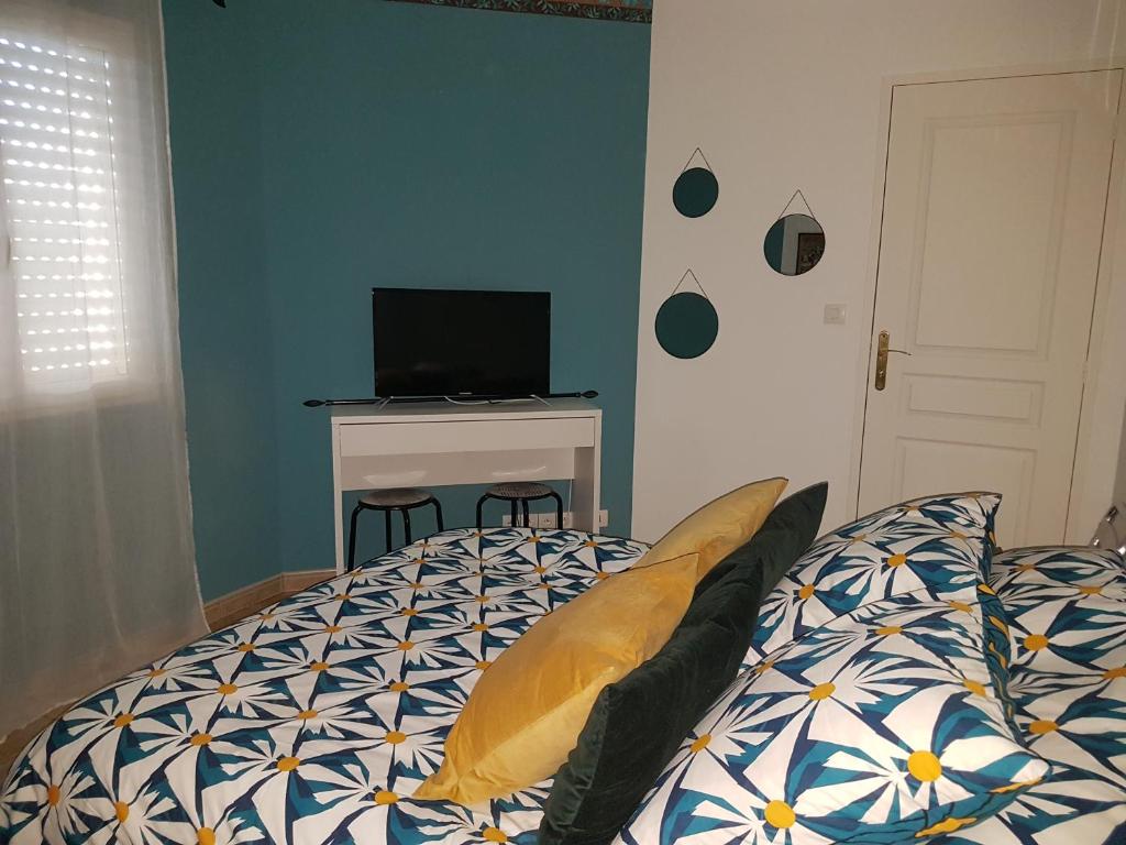 Posteľ alebo postele v izbe v ubytovaní Chambre privée des 2 Clochers