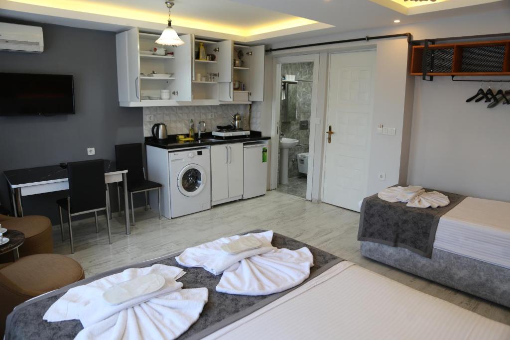 una camera con letto, una cucina e un soggiorno di Arat Apartments a Istanbul