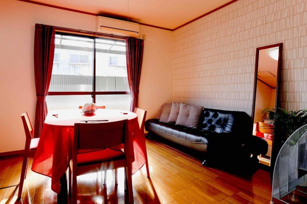 een woonkamer met een tafel en een bank bij kyoto demachiyanagi - Vacation STAY 76317v in Kyoto