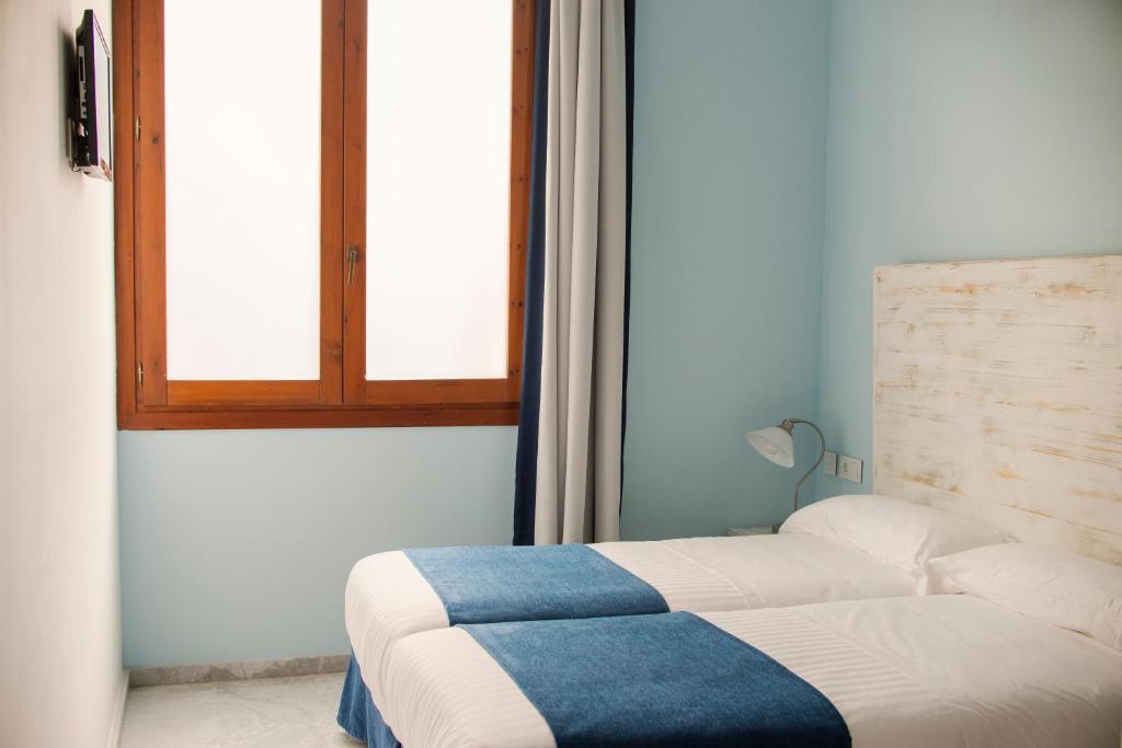 Ad Hoc Carmen - Resim 23