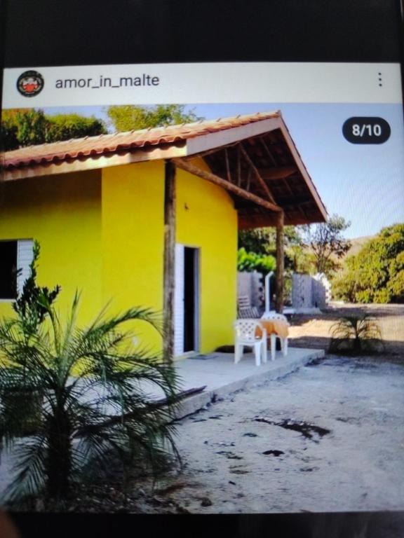 un site web d'une maison avec un jaune dans l'établissement Pousada e Cervejaria Amor in Malte, à Lavrinhas
