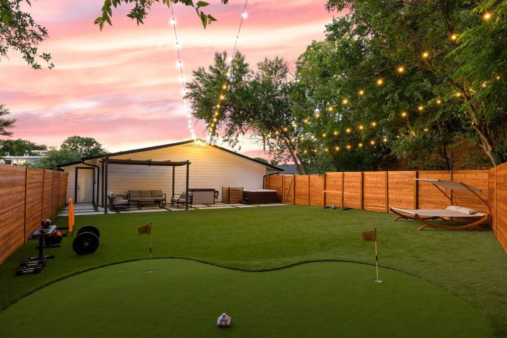 Walk To Zilker! King Bed, Putting Green, Hot Tub! - Austin, TX