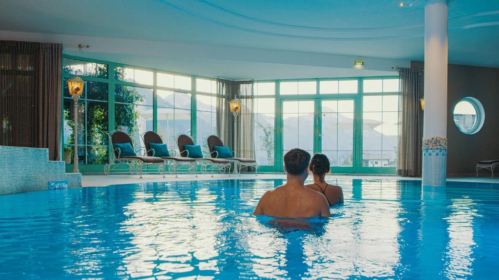 Bazén v ubytování Hotel Sonnenhof nebo v jeho okolí