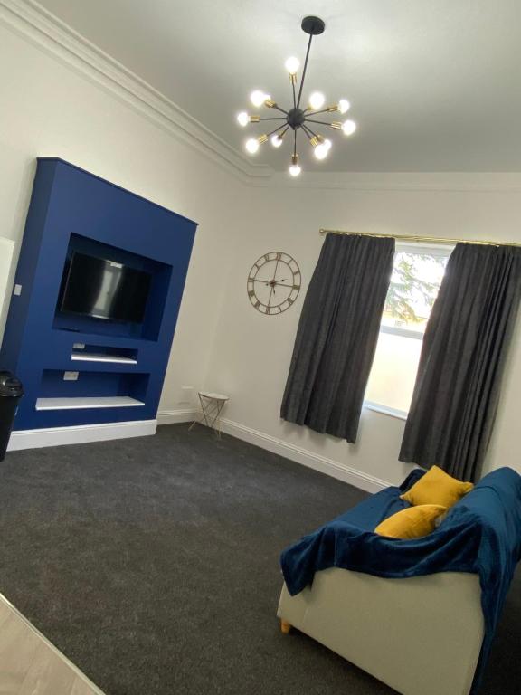 uma sala de estar com um sofá e uma televisão em Lovely 1 bed ground floor flat in Leamington Spa em Leamington Spa