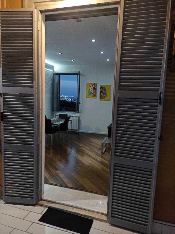 Televízia a/alebo spoločenská miestnosť v ubytovaní Attico Gabriel