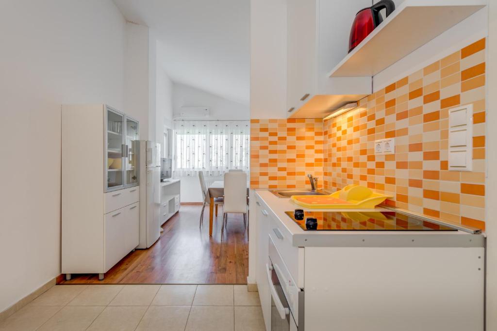 Kuchyň nebo kuchyňský kout v ubytování Pikolo Apartments Omiš
