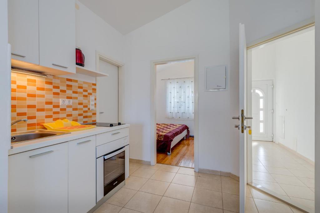 Kuchyň nebo kuchyňský kout v ubytování Pikolo Apartments Omiš