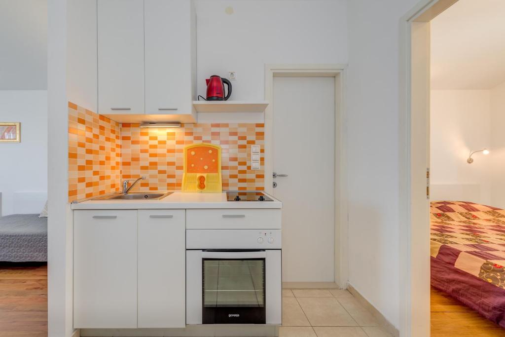 Kuchyň nebo kuchyňský kout v ubytování Pikolo Apartments Omiš