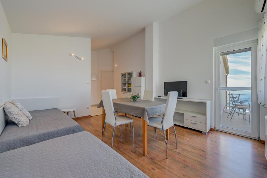 TV a/nebo společenská místnost v ubytování Pikolo Apartments Omiš