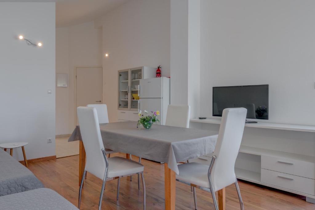 TV a/nebo společenská místnost v ubytování Pikolo Apartments Omiš