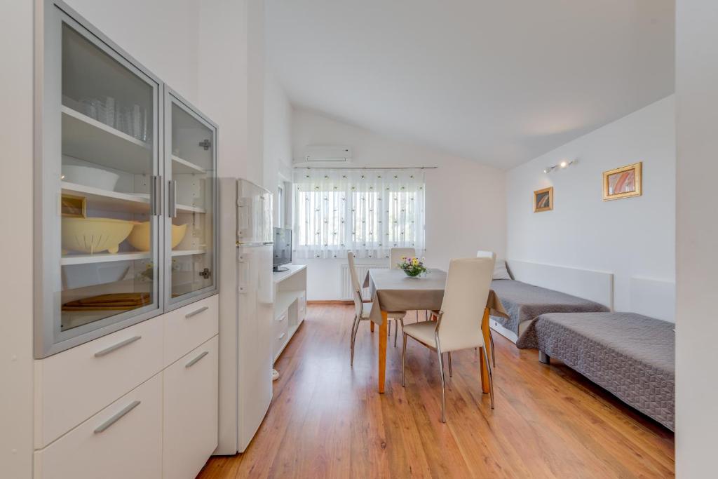 Postel nebo postele na pokoji v ubytování Pikolo Apartments Omiš