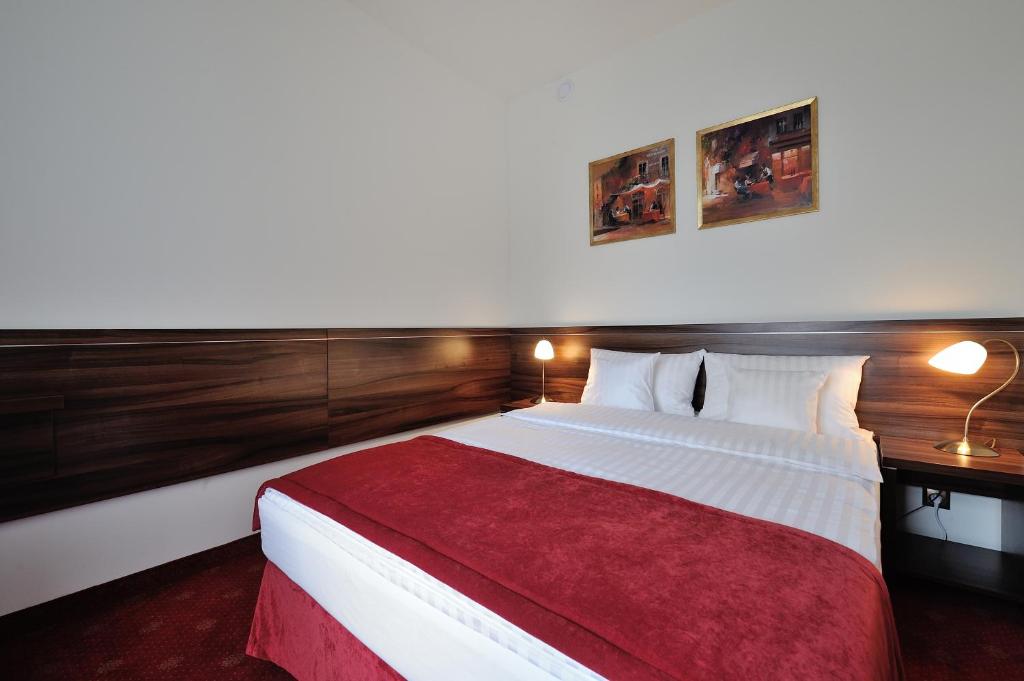 Łóżko lub łóżka w pokoju w obiekcie Hotel Centrum Sosnowiec