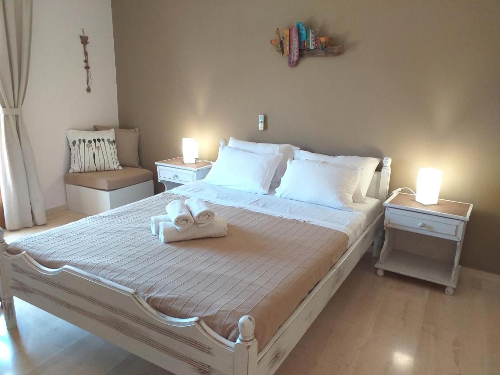 - une chambre avec un grand lit et 2 tables de chevet dans l'établissement LAGADA HOLIDAY ROOMS, à Lagkáda