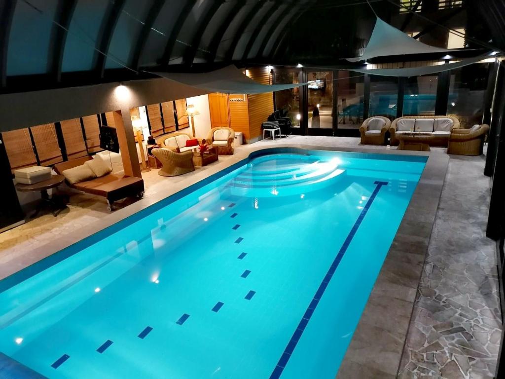 una gran piscina en una habitación de hotel en Deluxe Villa Coast River Sarajevo, en Visoko