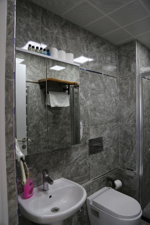 Koupelna v ubytování Arat Apartments
