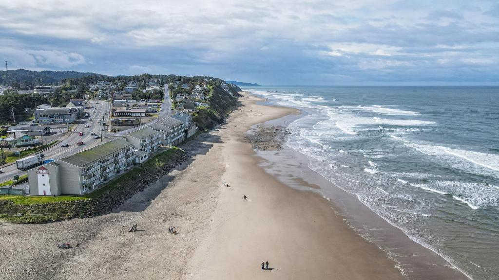 uma vista aérea de uma praia com pessoas nela em D Sands Rentals em Lincoln City