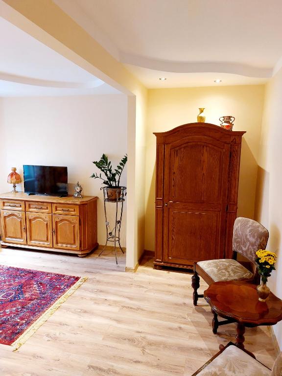 Televízia a/alebo spoločenská miestnosť v ubytovaní Apartament Retro Promenada