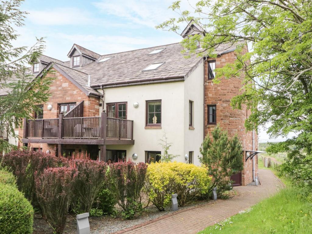 an exterior view of a house with a balcony at Cosy Corner in the Lakes in Penrith