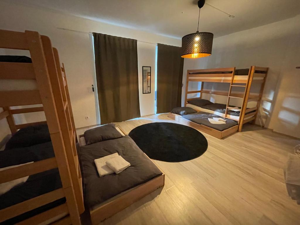 a room with two bunk beds and a couch at Old town Apartments , Perfekt für Messe 15min in Düsseldorf