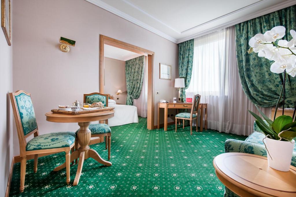 Część wypoczynkowa w obiekcie Royal Garden Assago Milano