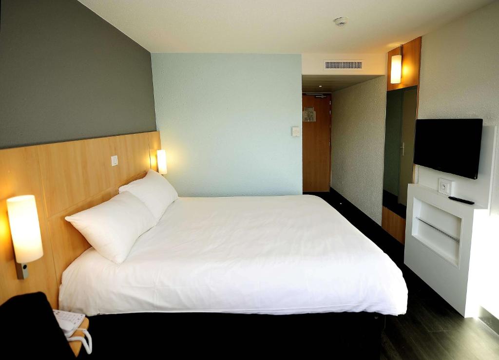 Postel nebo postele na pokoji v ubytování ibis Lyon Est Beynost