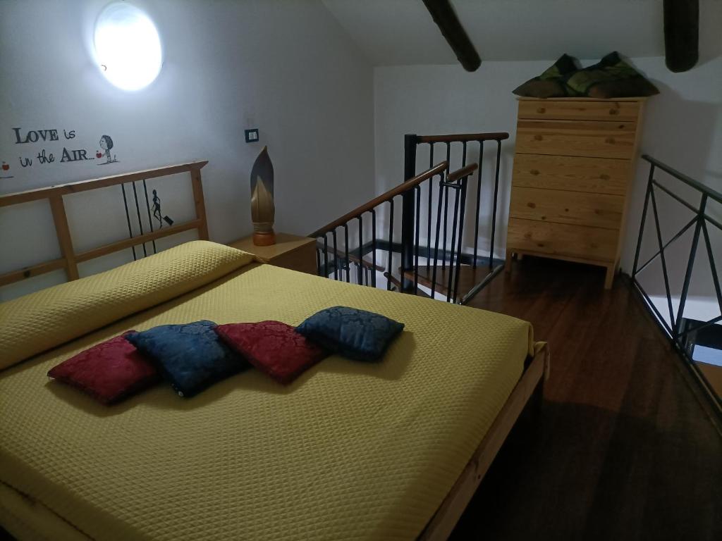 1 dormitorio con 1 cama con 2 almohadas en Hakuna Matata ,grazioso appartamento in centro en Caserta