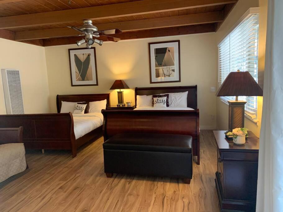 ein Schlafzimmer mit einem Bett, einem Sofa und einem Ventilator in der Unterkunft Enjoy Big Charming House in Paradise Hills San Diego in San Diego
