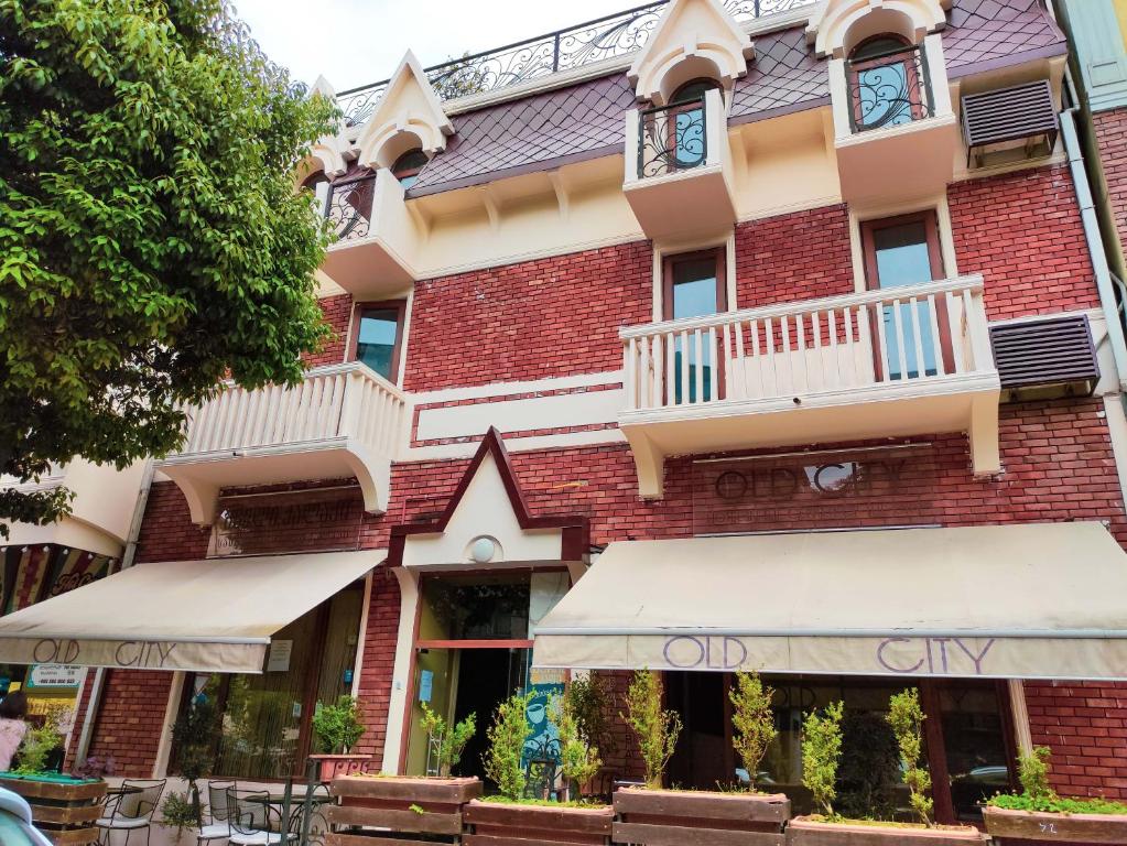 un gran edificio de ladrillo rojo con balcón en Aparthotel Old City, en Batumi