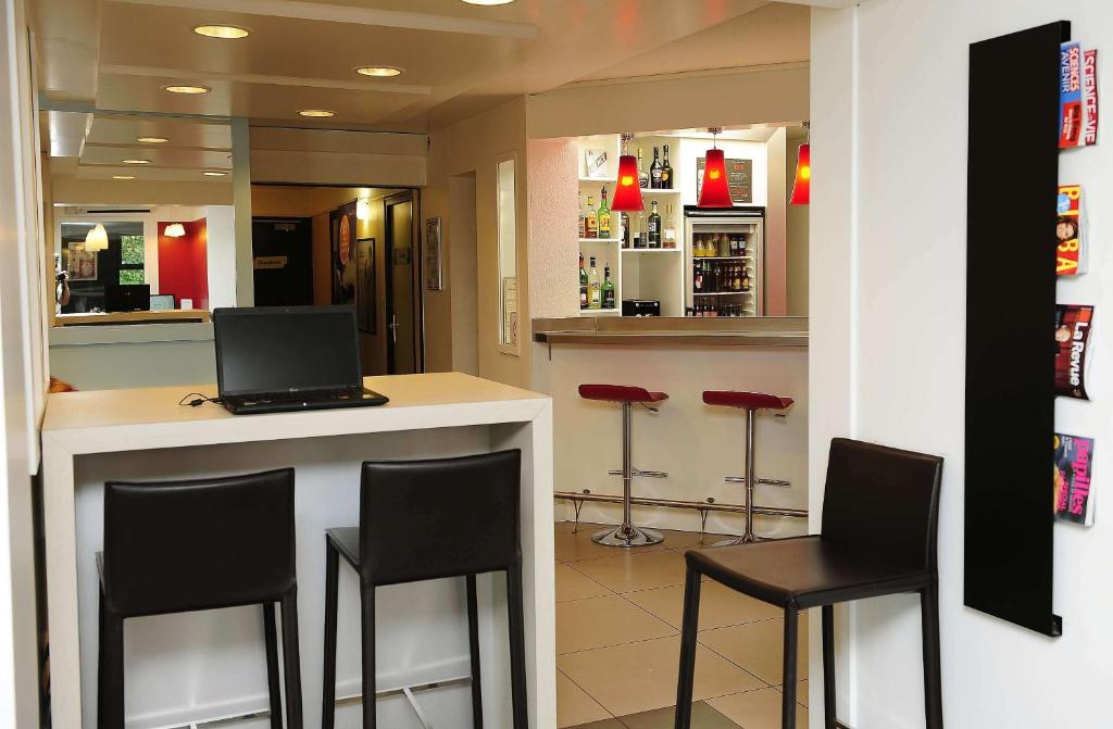 Kuchyň nebo kuchyňský kout v ubytování ibis Lyon Est Beynost