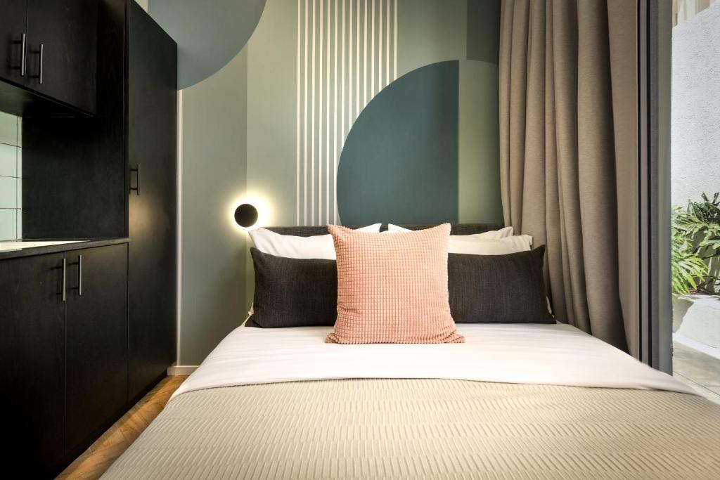 מיטה או מיטות בחדר ב-קולורבוקס בן יהודה - מלון חכם מבית לוגאין תל אביב	