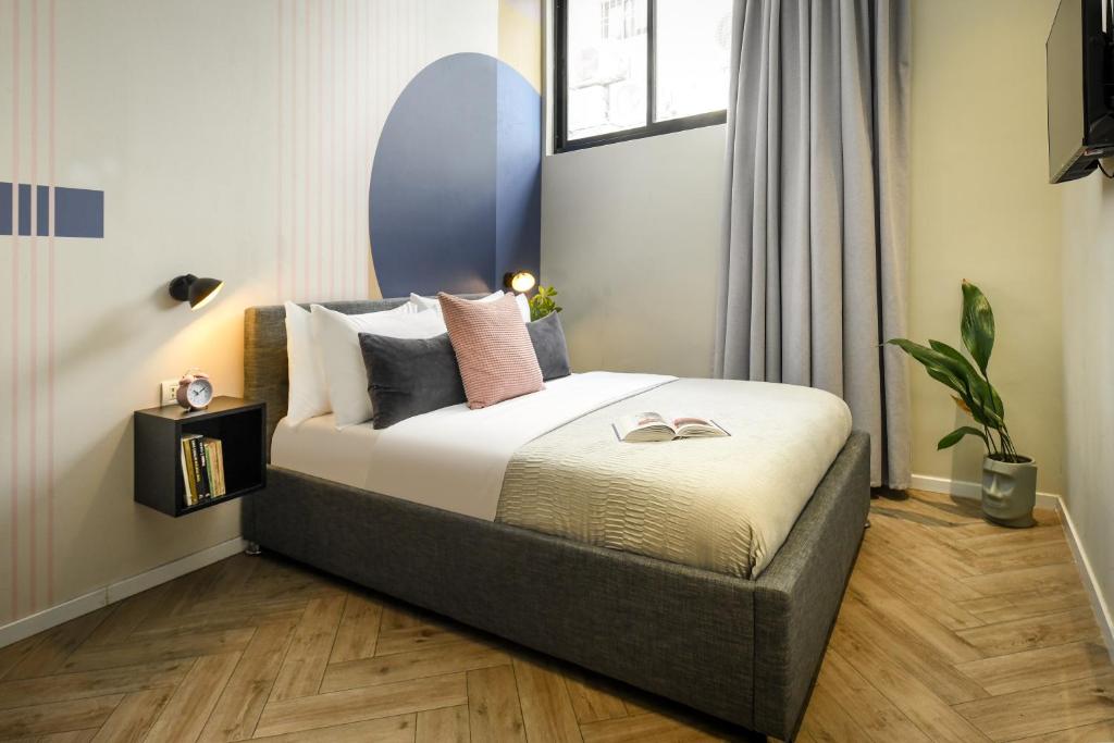 Postel nebo postele na pokoji v ubytování Colorbox - by Loginn Tel-Avivian hotels