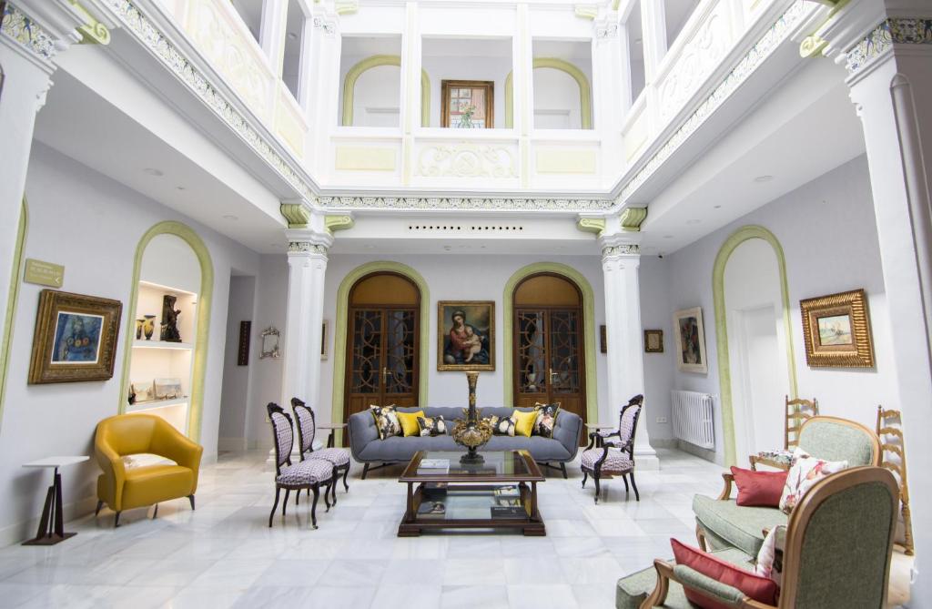 sala de estar con sofá y sillas en Hotel Oleum - Parking Gratuito Reserva Previa en Andújar