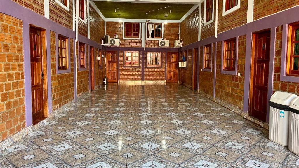 einen leeren Flur mit Fliesenboden in einem Gebäude in der Unterkunft Mario Algarin in Puerto Iguazú