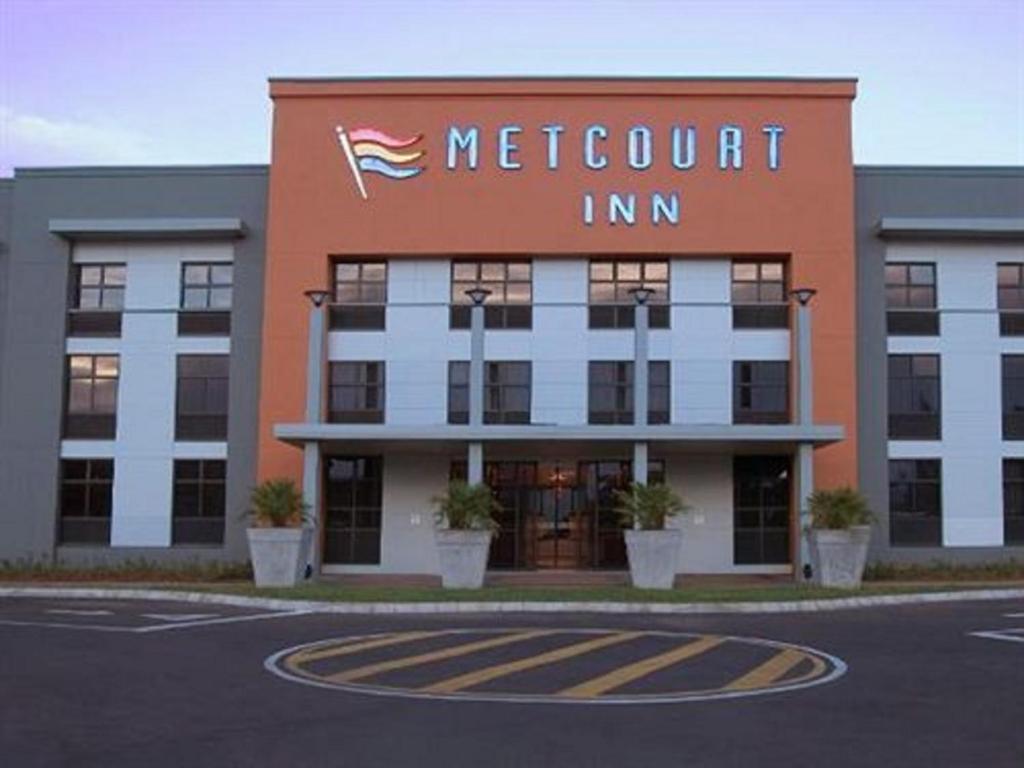 ein Hotel mit einem Schild, das Handelsgasthaus liest in der Unterkunft Peermont Metcourt Inn at the Grand Palm, Gaborone in Gaborone