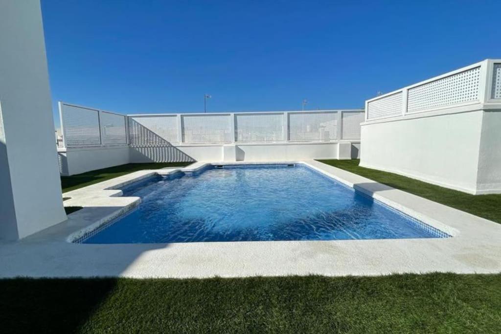 una piscina sul lato di un edificio di Precioso apartamento con piscina en Moncofar a Moncófar