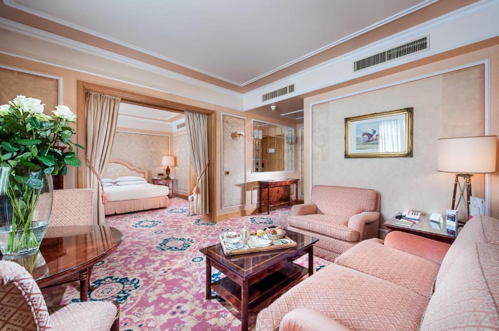 Łóżko lub łóżka w pokoju w obiekcie Royal Garden Assago Milano