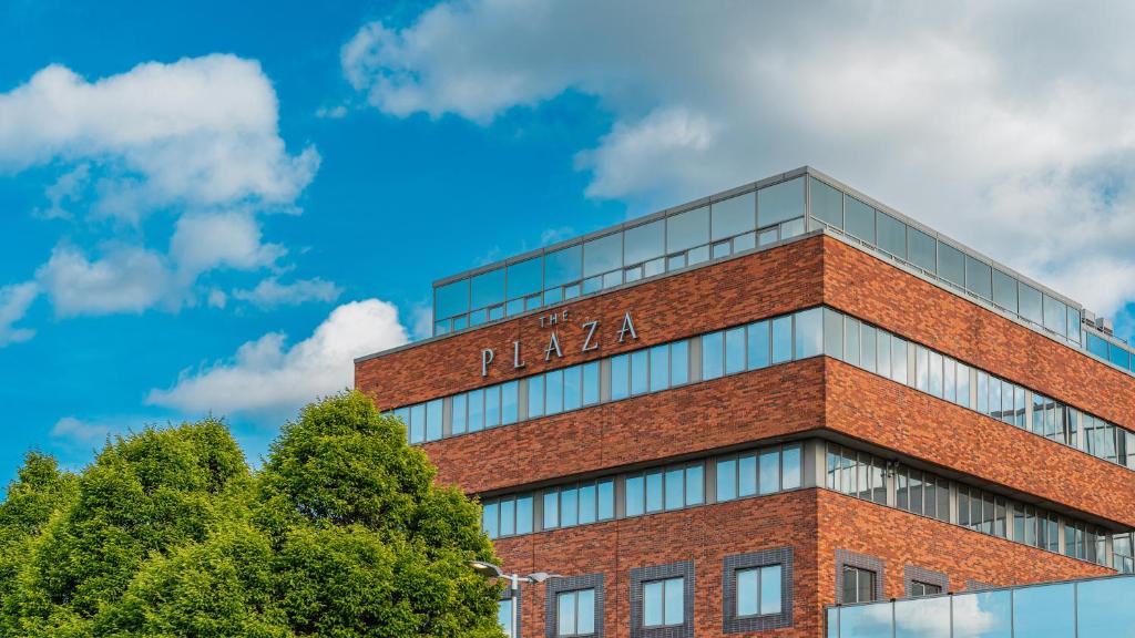 un edificio de ladrillo con la palabra fila en él en Plaza Hotel Tallaght, en Tallaght