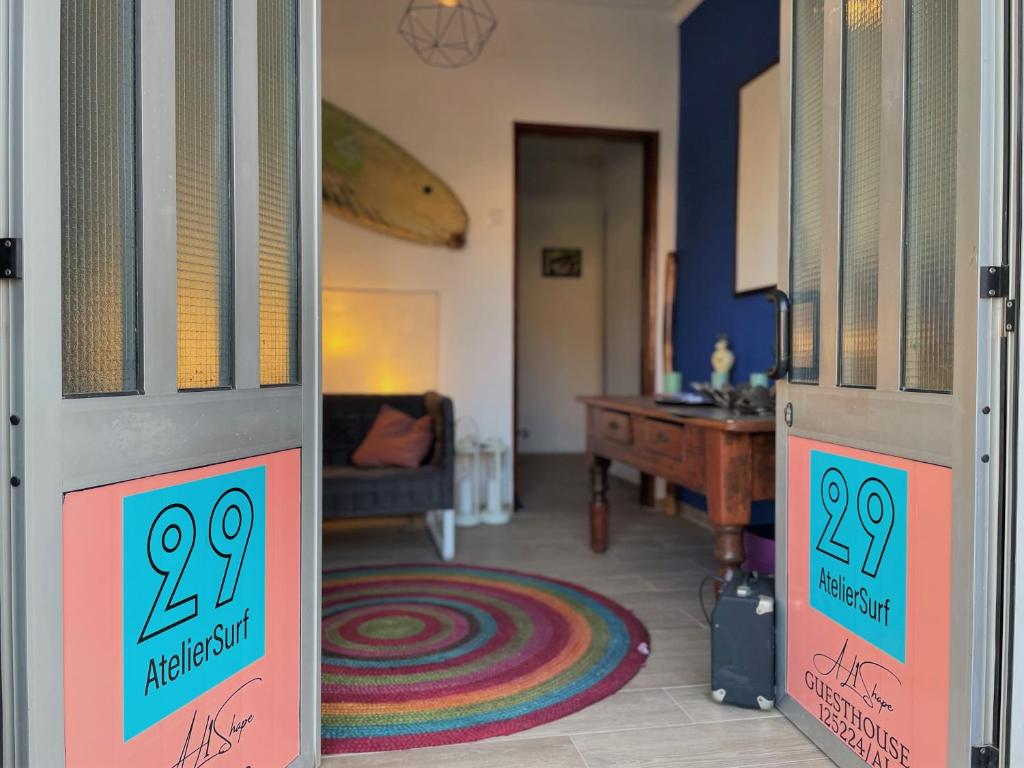 um quarto com uma porta com duas placas em AtelierSurf29 Guest House em Almada