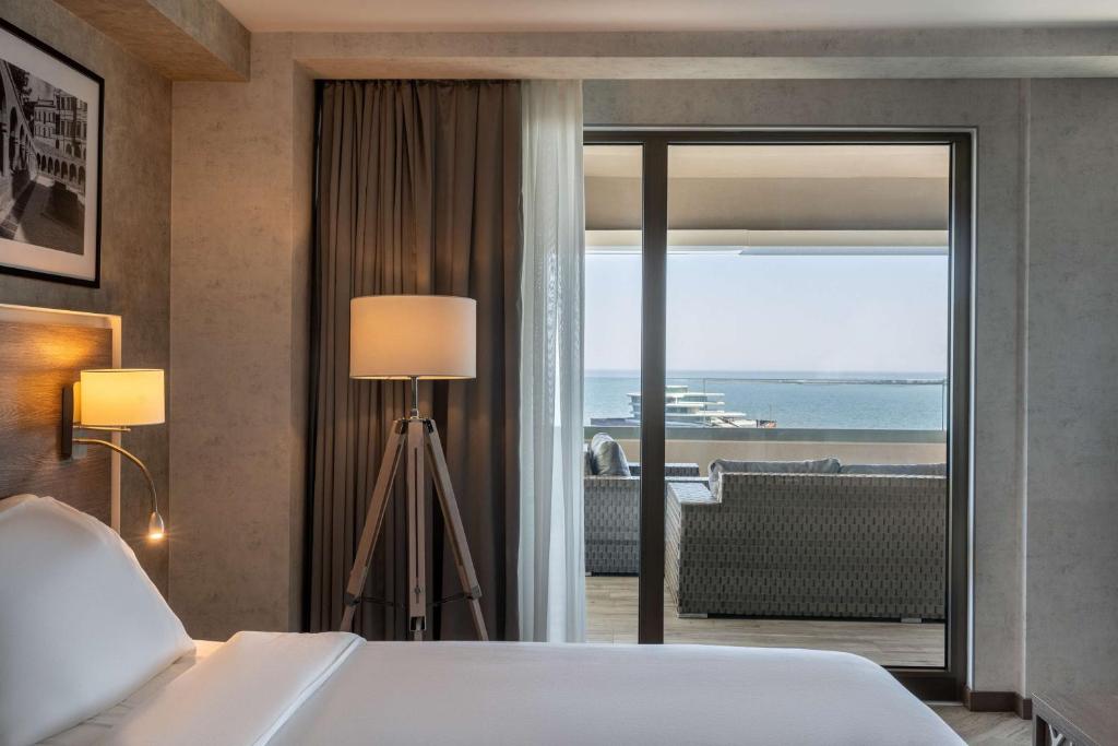 Postel nebo postele na pokoji v ubytování Radisson Hotel Baku
