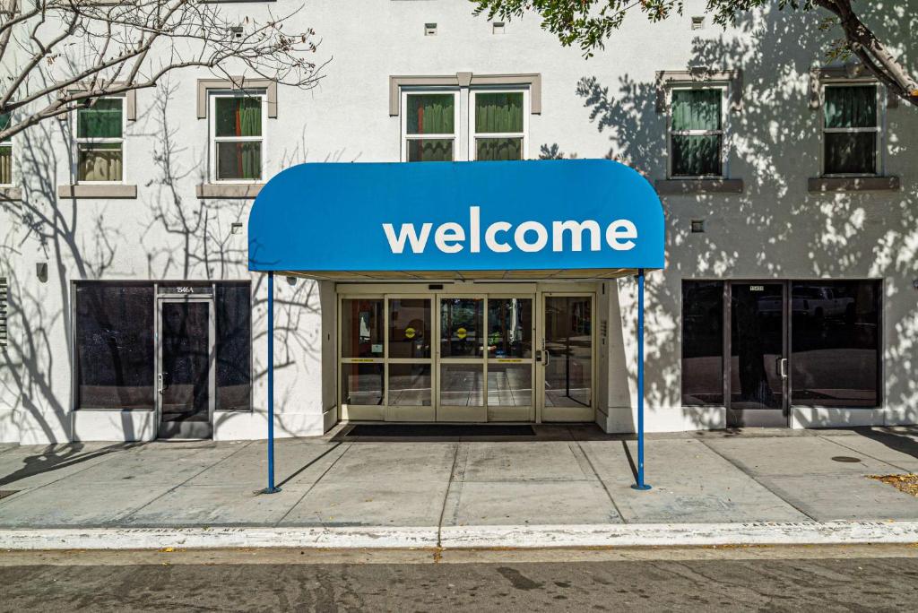 un signe bleu de bienvenue devant un magasin dans l'établissement Motel 6-San Diego, CA - Downtown, à San Diego